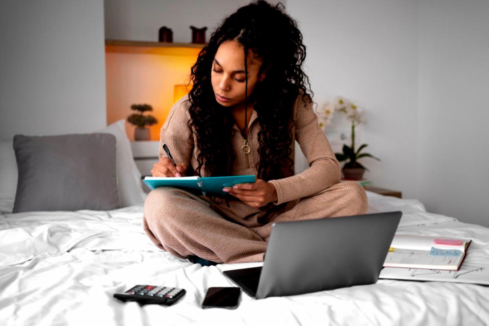 Teilnehmer beim gemeinsamen Arbeiten an Finanzplänen in einer ruhigen Lernumgebung